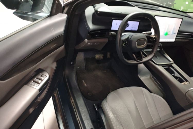 Used Lynk & Co 07 2024 EM-P 126 Long-Range Ultra Driver Seat