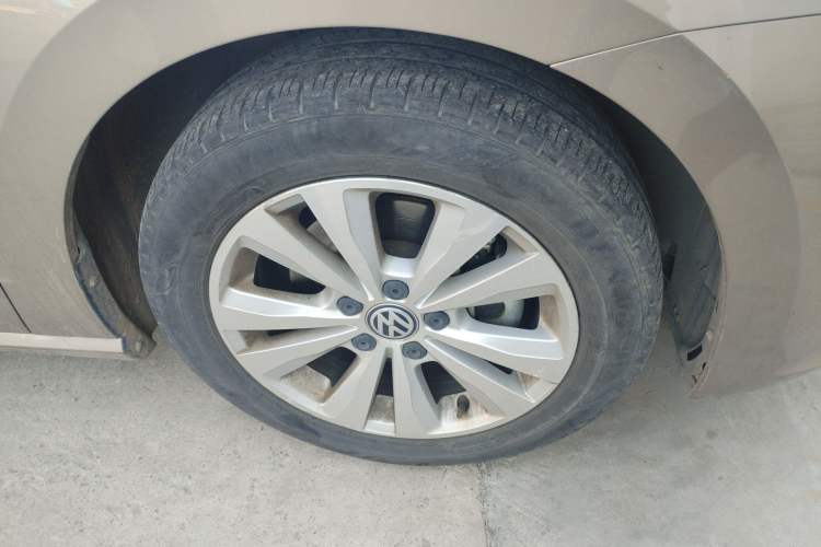 Used Volkswagen Golf Sportsvan 2016 230TSI Automatic Trend Edition Right Front Wheel Hub