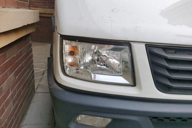 Used Iveco Daily 2021 2.5T A35 M1 Passenger Van 5-9 Seater Short Wheelbase Mid-Roof Design Dual Tires Side Sliding Door
