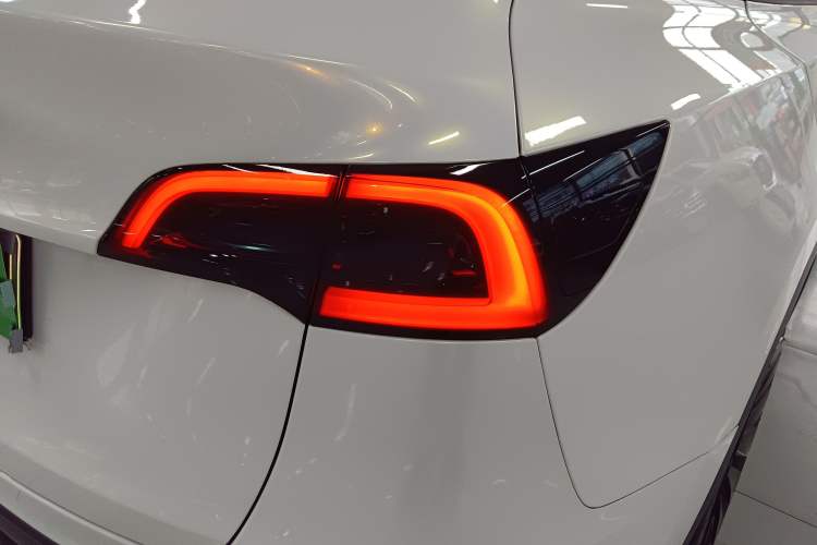 Used Tesla Model Y 2021 Standard Range Rear-Wheel Drive Version Right Rear Taillight