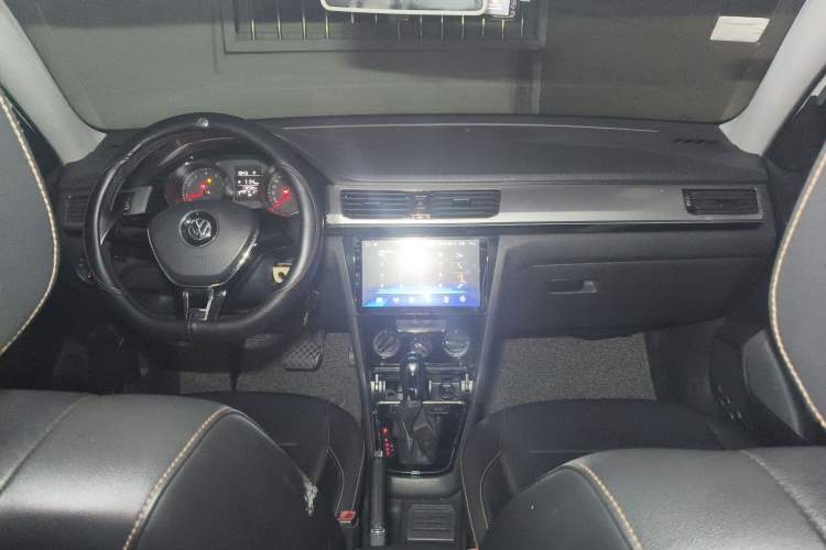 Used Volkswagen Bora 2016 1.6L Automatic Comfort Model Center Console