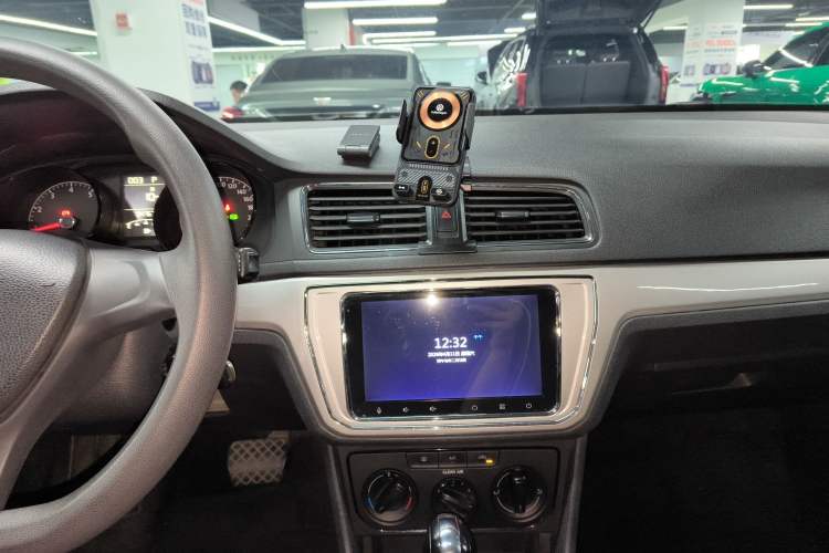 Used Volkswagen Gran Lavida 2015 1.6L Automatic Fashion Edition Audio And AC Panel