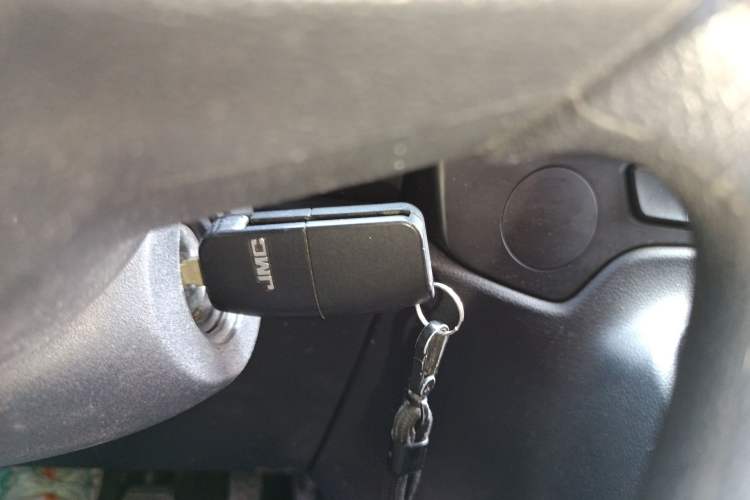 Used JMC Fushun 2023 2.0T Manual Short-Wheelbase Low-Roof Commercial Multi-Purpose Passenger Vehicle 6 Seats with Dual-Opening Tailgate
