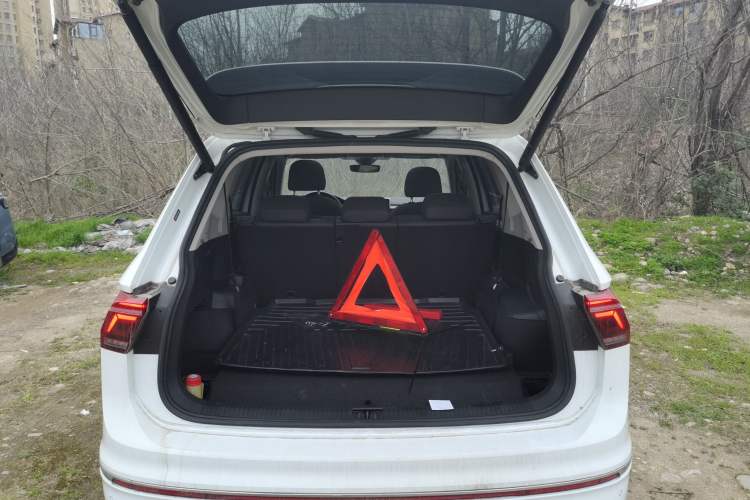 Used Volkswagen Tiguan L 2023 380TSI Automatic All-Wheel Drive R-Line Enhanced 7-Seater Trunk