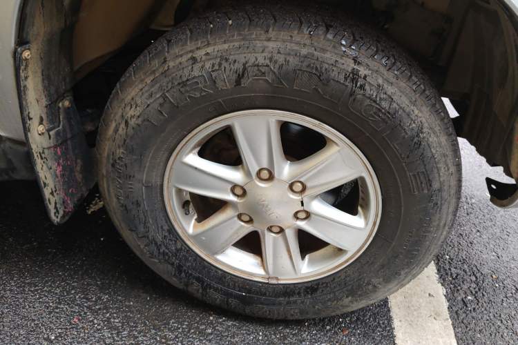 Used Isuzu JLM 2018 2.5T Two-Wheel Drive Diesel Luxury Version with Extended Cargo Bed JE4D25Q5A Right Front Wheel Hub