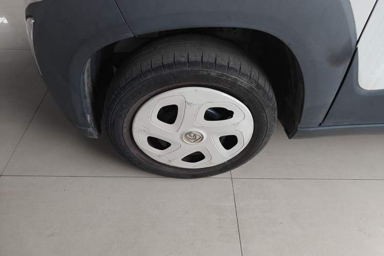 Used Baojun E100 2019 250KM Smart Drive Edition Left Front Wheel Hub