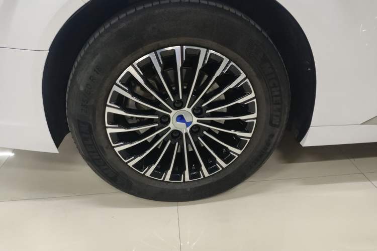 Used Denza D9 2022 DM-i 1040 Prestige Model