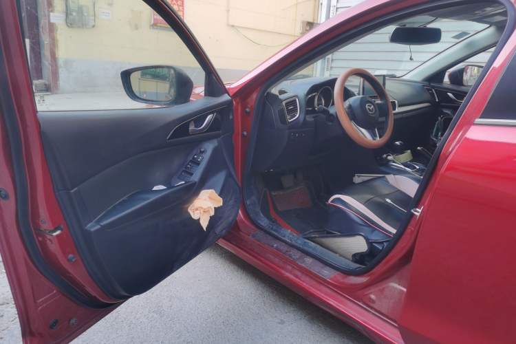 Used Mazda 3 Axela 2016 Sedan 1.5L Automatic Comfort Model