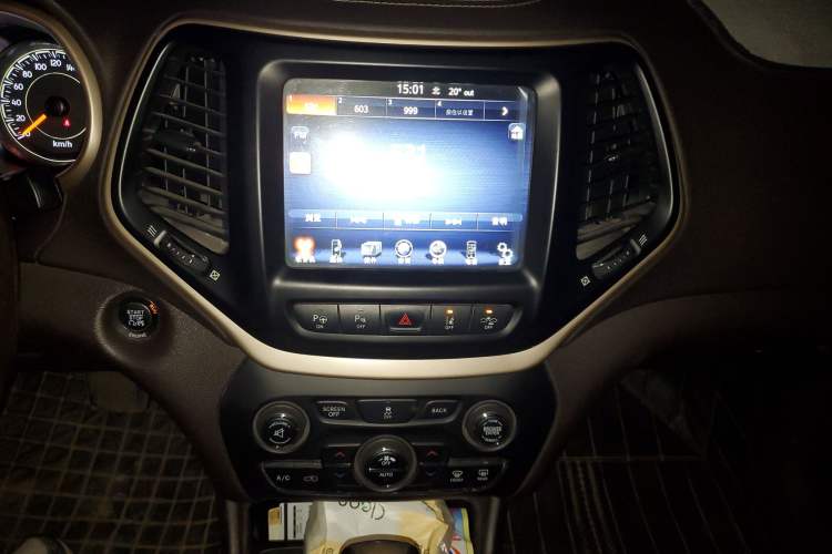 Used Jeep Cherokee 2014 2.4L Luxury Edition Audio And AC Panel