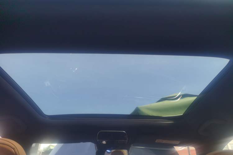 Used Mercedes-Benz E-Class New Energy 2024 E 350 e L Plug-in Hybrid Sedan Headliner