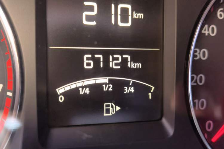 Used Volkswagen Cross Lavida 2014 1.4TSI DSG Odometer Close Up