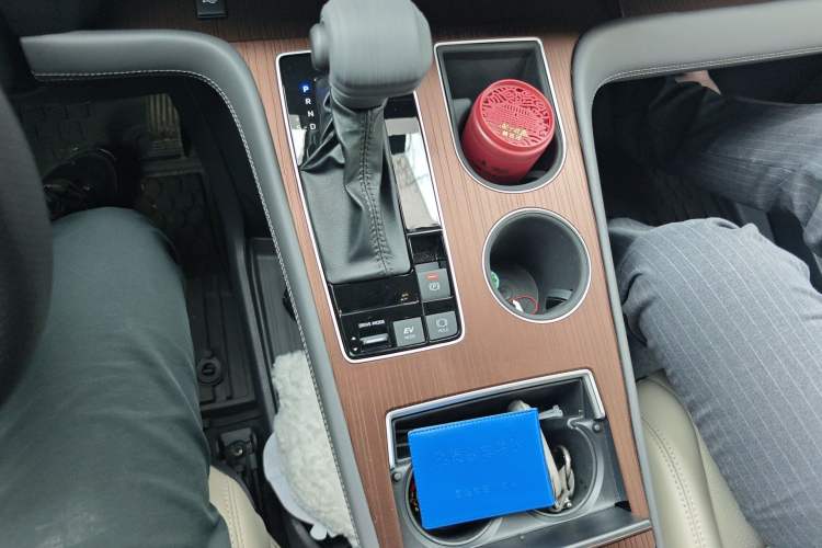 Used Toyota SIENNA 2024 2.5L Hybrid Comfort Edition Gear Lever