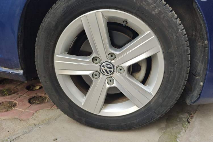 Used Volkswagen Golf 2014 1.4TSI Automatic Luxury Model Right Front Wheel Hub