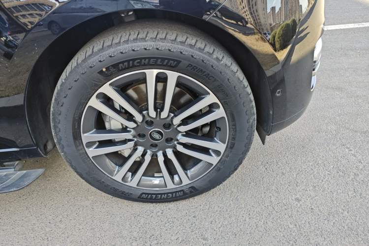 Used Land Rover Range 2023 3.0 L6 400 PS Extended Long-Wheelbase Version Right Front Wheel Hub
