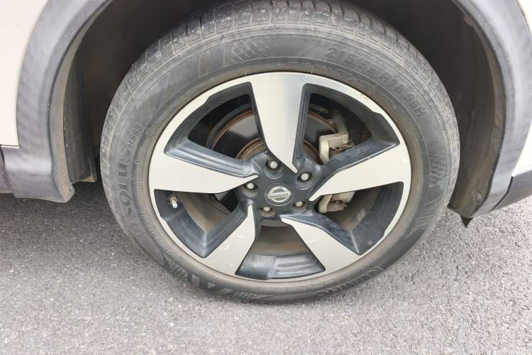 Used Nissan Qashqai 2016 2.0L CVT Luxury Edition Right Front Wheel Hub
