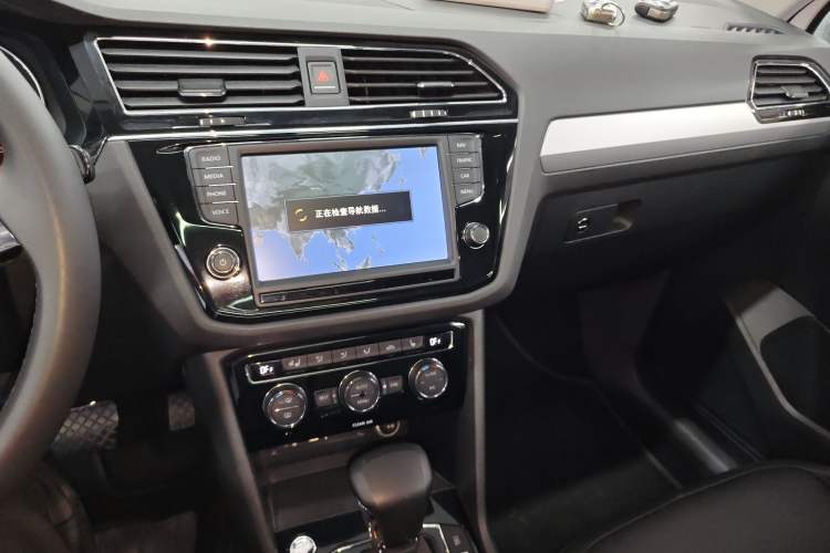 Used Volkswagen Tiguan L 2017 330TSI Automatic Two-Wheel Drive Luxury Edition Audio And AC Panel