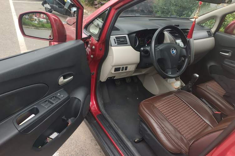 Used Venucia R50 2015 1.6L Manual Fashion Edition
