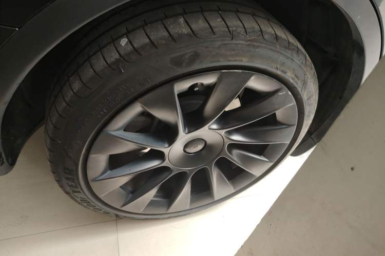 Used Tesla Model Y 2023 Long-Range All-Wheel-Drive Version
