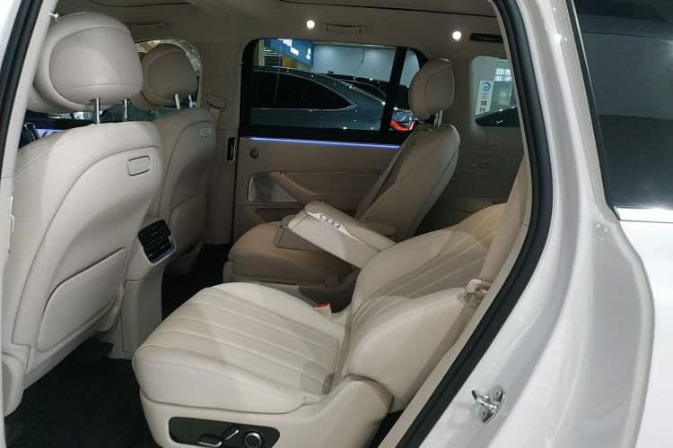 Used Hima AITO M8 2025 Extended-Range Ultra Version 53.4 kWh 6-Seater Edition Left Rear Seat