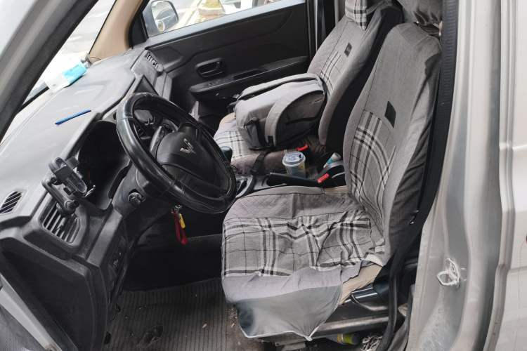 Used Wuling Hongguang V 2019 1.5L Jingqu Edition Sealed-Window Vehicle China VI LAR
