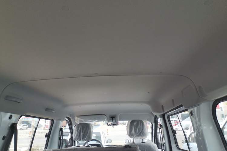 Used Wuling Yangguang 2024 300km Comfort-Grade Passenger Van 60kW Headliner