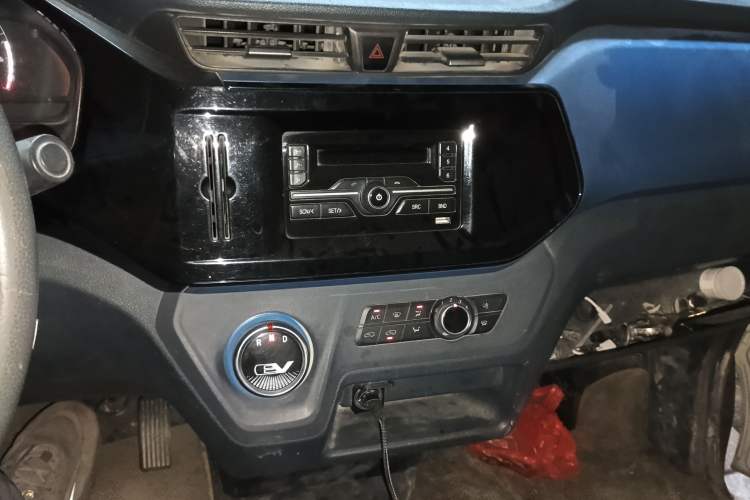 Used SAIC MAXUS EV30 2019 City Logistics Vehicle Fast Delivery Version Long Wheelbase Mengguli 35 kWh