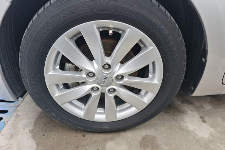 Used Kia K3 2013 1.6L Automatic DLX Left Front Wheel Hub