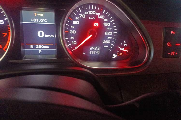 Used Audi Q7 2014 35 TFSI Sport Edition Odometer Close Up