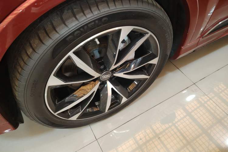 Used Audi Q7 2020 55 TFSI quattro S line sports model Left Front Wheel Hub