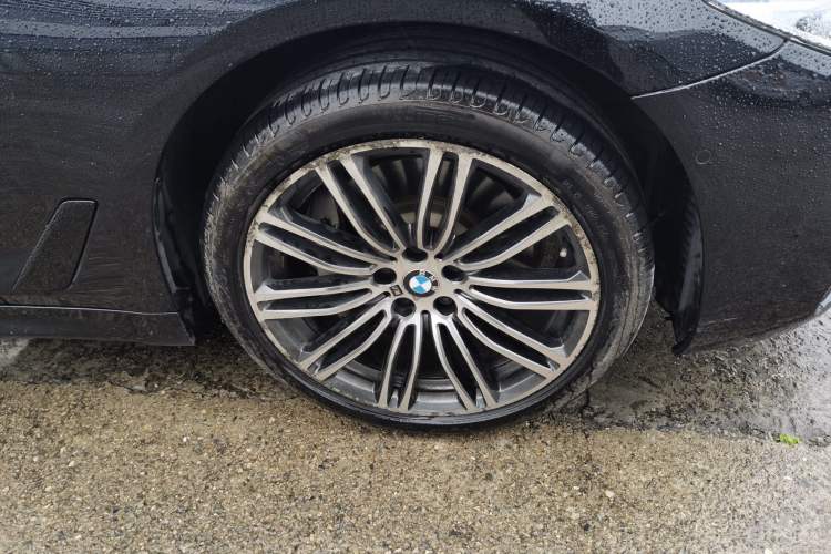 Used BMW 5 Series 2018 Restyled 530Li Leading Edition M Sport Package Right Front Wheel Hub