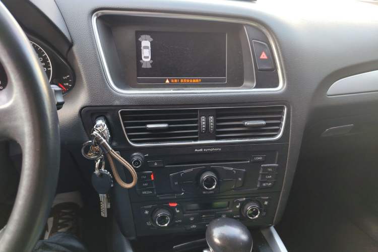 Used Audi Q5 2013 40 TFSI Technology Edition Audio And AC Panel