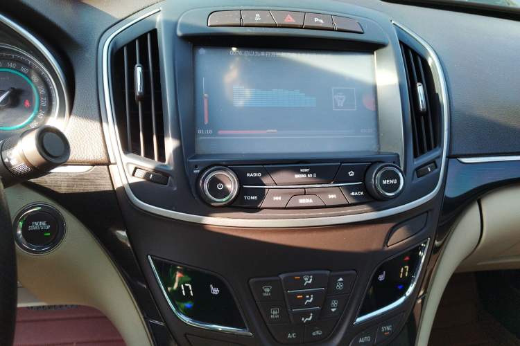 Used Buick Regal 2015 2.0L Elite Fashion Edition Audio And AC Panel