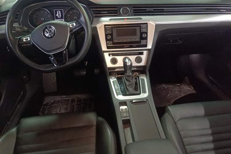 Used Volkswagen Magotan 2019 280TSI DSG Comfort Model China VI Standard Center Console