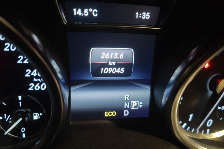 Used Mercedes-Benz M-Class 2014 ML 320 4MATIC Odometer Close Up