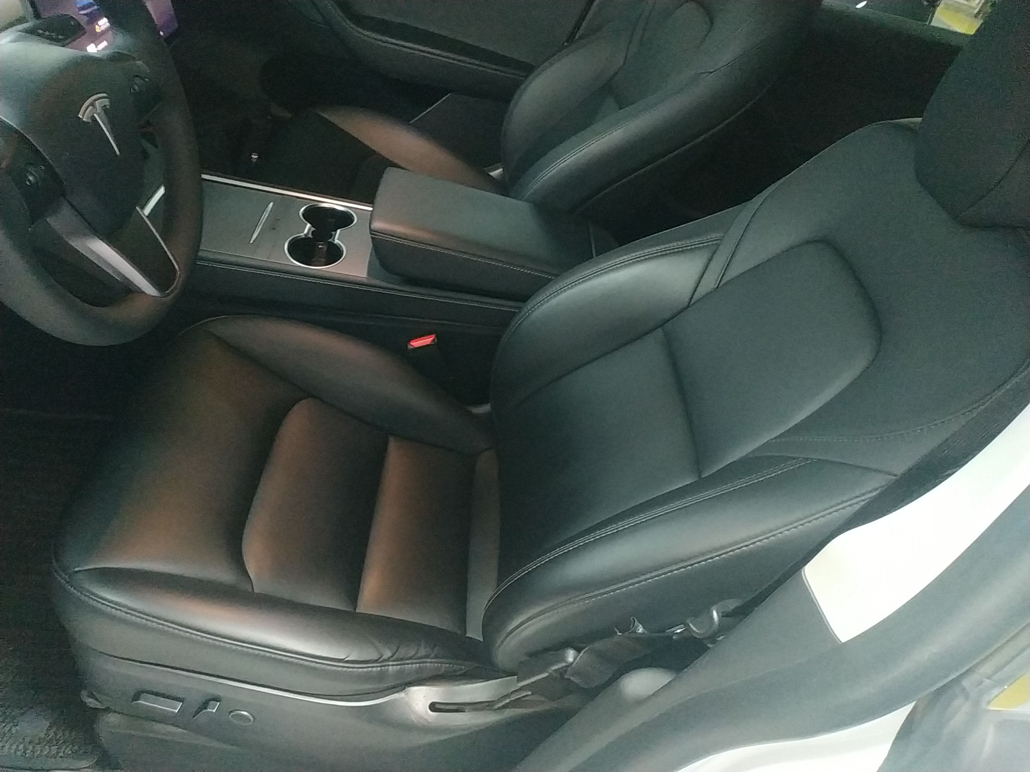 Переднее сиденье в автомобиле