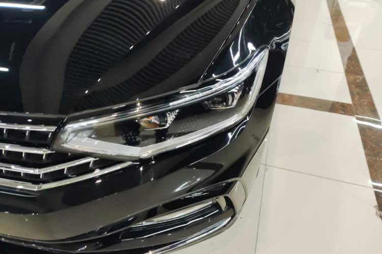 Used Volkswagen Magotan 2025 Revised Version Zhongxiang Edition 280TSI DSG Luxury Trim Left Front Headlight