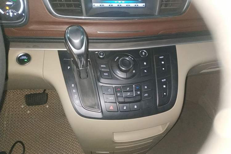 Used Buick GL8 2018 28T Comfort Model China VI Standard Gear Lever