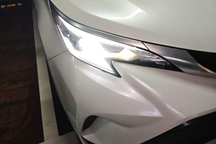 Used Toyota Granvia 2023 2.5L Hybrid Luxury Edition Right Front Headlight