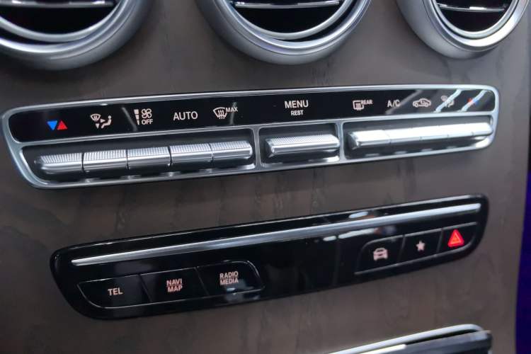 Used Mercedes-Benz GLC 2022 Second Facelift GLC 260 L 4MATIC Luxury Edition Audio And AC Panel