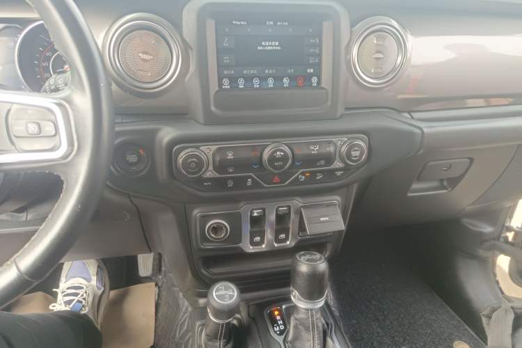 Used Jeep Wrangler 2018 2.0T Sahara Two-Door Edition Audio And AC Panel