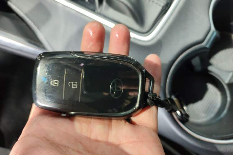 Used Toyota Venza 2023 2.0L CVT Two-Wheel Drive Luxury Edition Vehicle Key