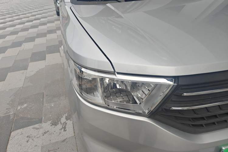 Used Wuling Hongguang V 2022 1.5L Enjoy Edition Electric-Powered LAR Right Front Headlight