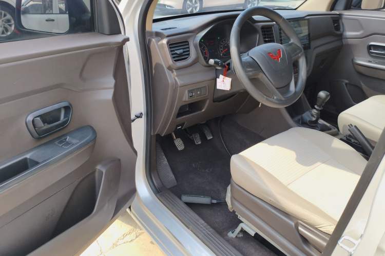 Used Wuling Hongguang V 2022 1.5L Jingqu Edition Enclosed-Window Vehicle with Electric Power Steering LAR
