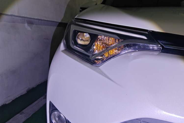 Used Toyota RAV4 2016 2.5L Automatic 4x4 Elite Edition Right Front Headlight