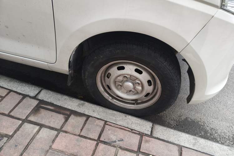 Used Wuling Rongguang V 2015 1.5L Practical Version Right Front Wheel Hub