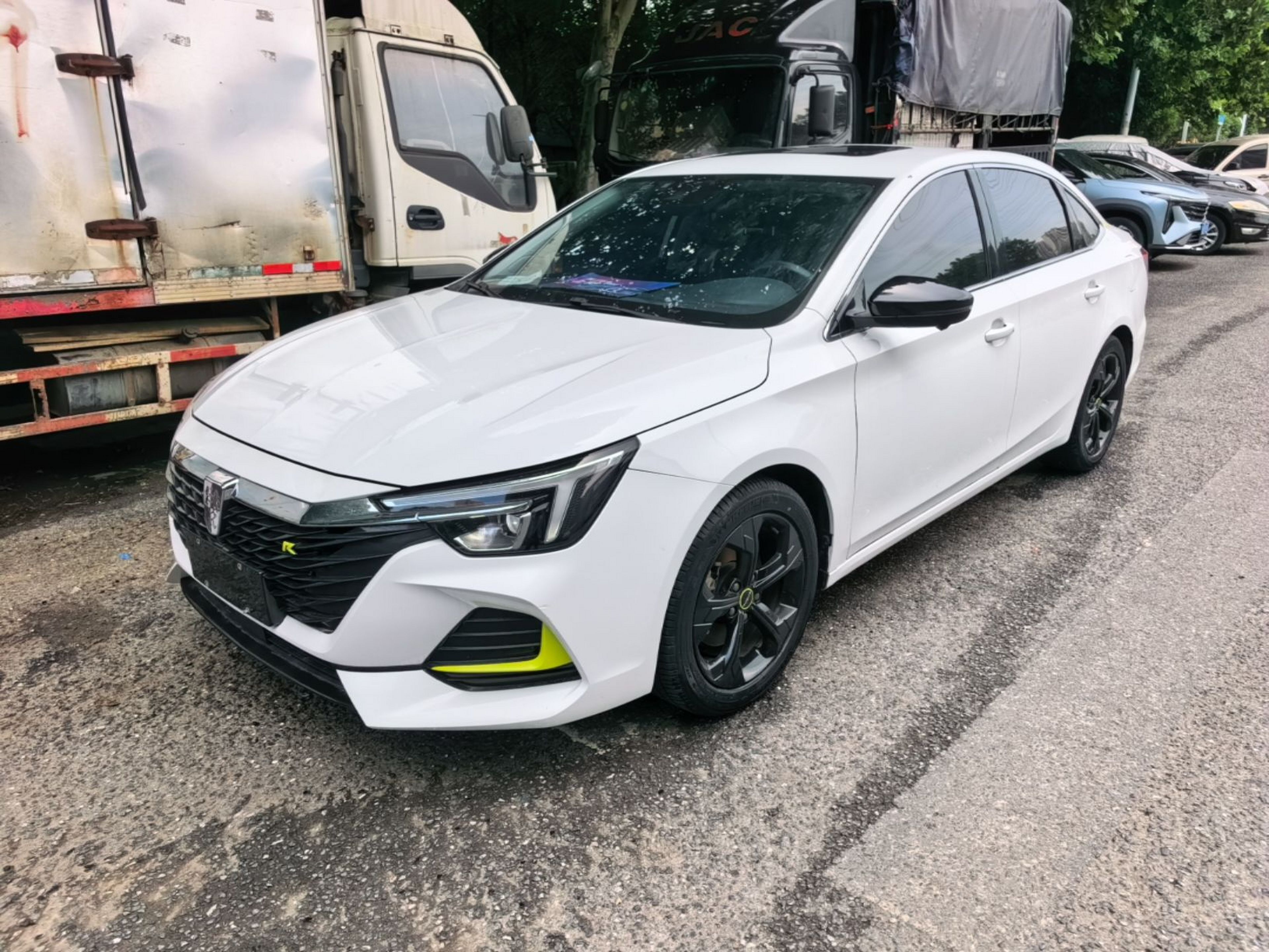 Под передней частью автомобиля