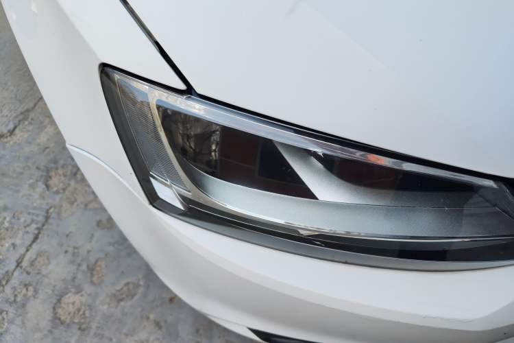 Used Volkswagen Sagitar 2014 Revised Version 1.6L Manual Leading Edition Right Front Headlight