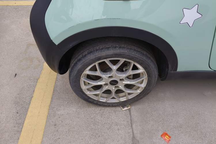 Used Chery QQ Little Ant 2022 Sweet Pink Edition Half-Sugar Version Lithium Iron Phosphate 29.2 kWh 30 kW 301 km Right Rear Wheel Hub