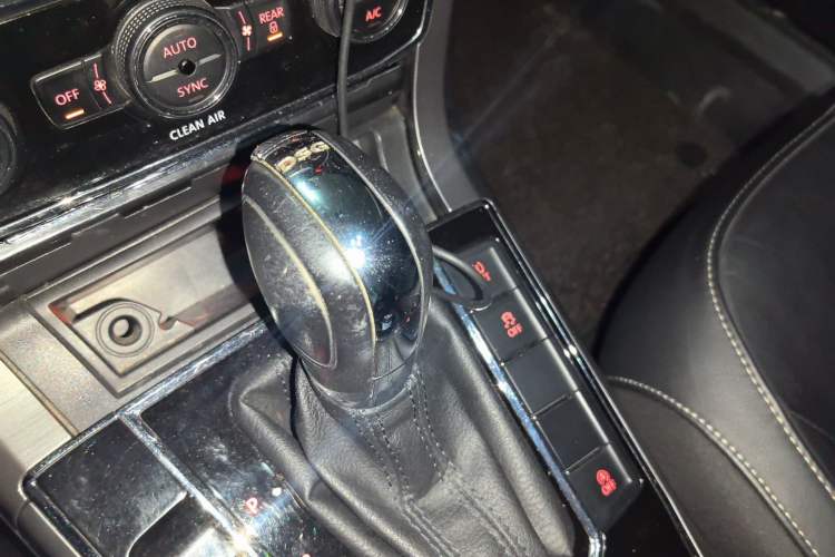 Used Volkswagen Passat 2016 330TSI DSG Luxury Edition Gear Lever