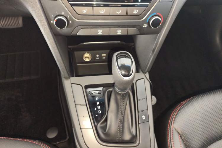 Used Hyundai Elantra (6th Generation / Lingdong) 2018 1.4T Dual-Clutch Xuan Dong · Dynamic Edition Gear Lever